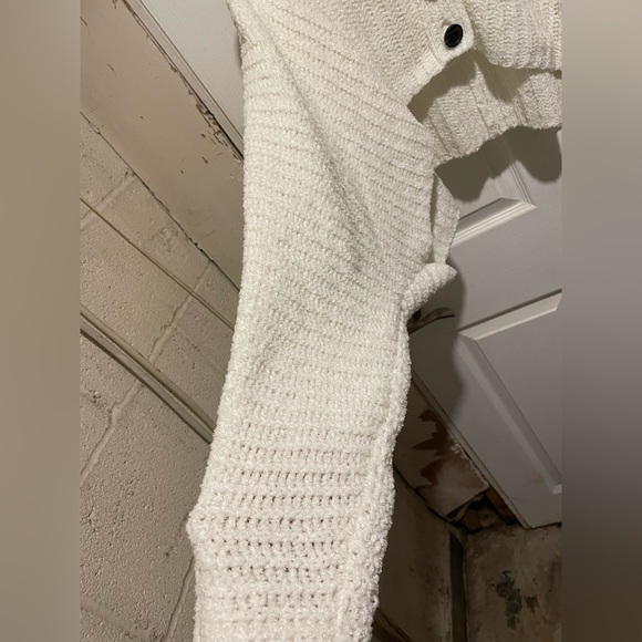 Urban Outfitters Women’s Cozy Crop Top Sweater in Good Condition. Size Small. $8 - Picture 3 of 4